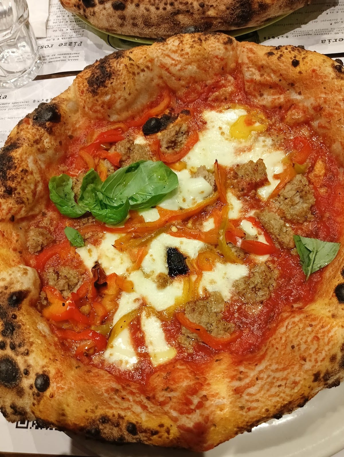 Pizza con salsiccia e peperoni