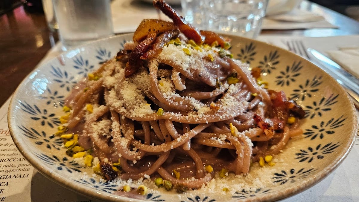 Spaghetti con pistacchio e formaggio